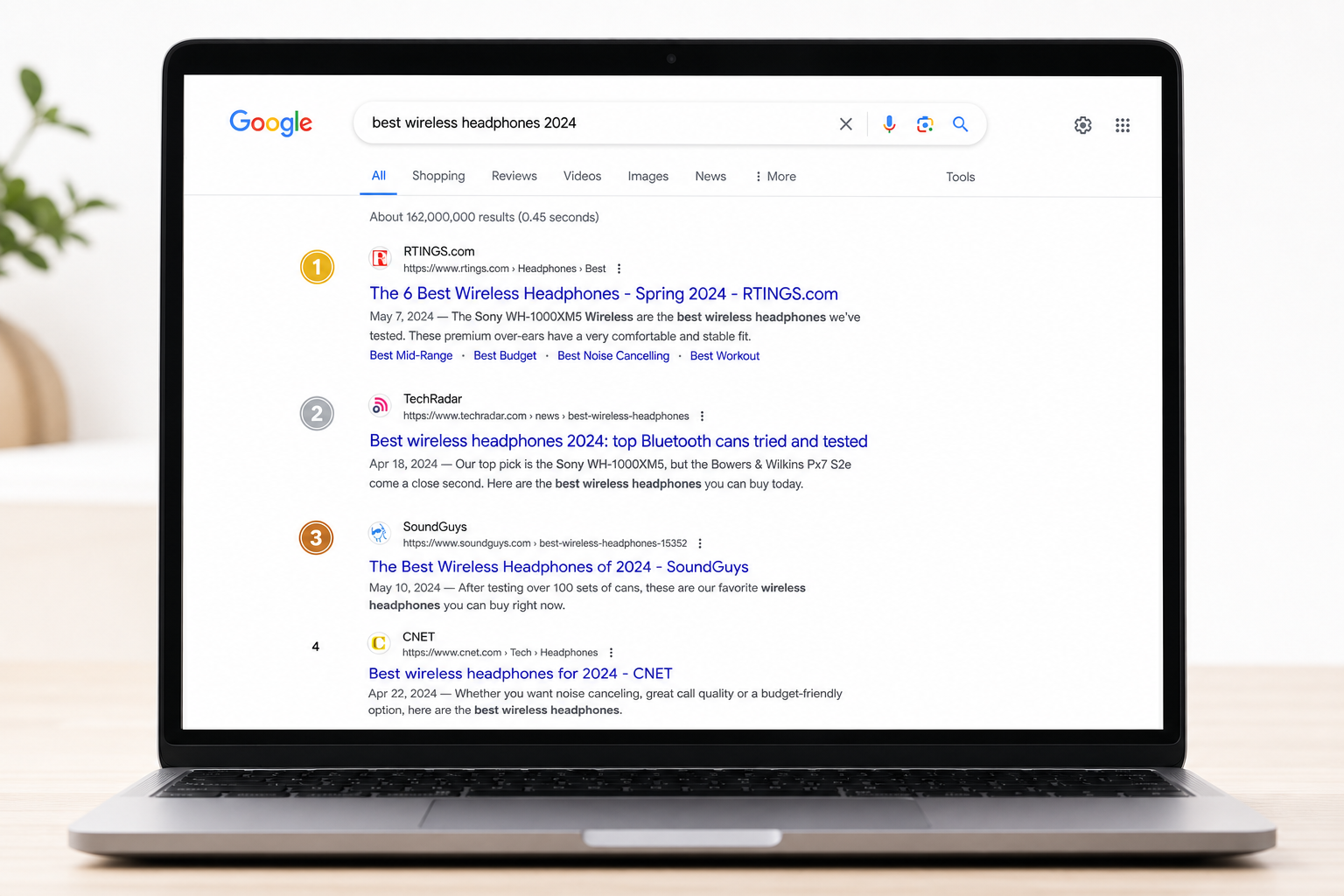 Google-hakutulokset — hakukenttä ja top 3 -organiset tulokset